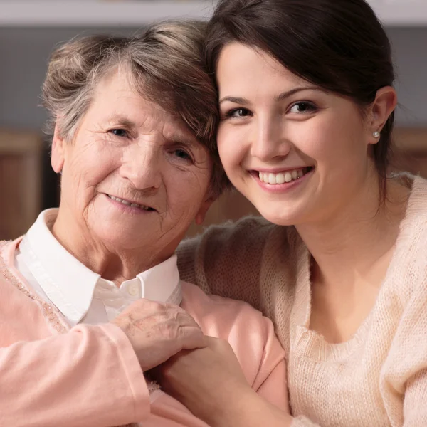 Amizade entre cuidador e idoso — Fotografia de Stock