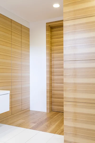 Novo banheiro com azulejos bonitos — Fotografia de Stock