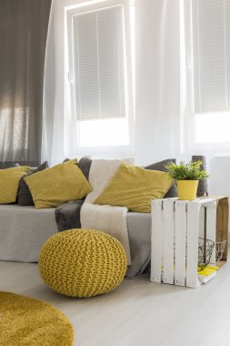 Enerjik sarı ayrıntıları ile oturma odası 