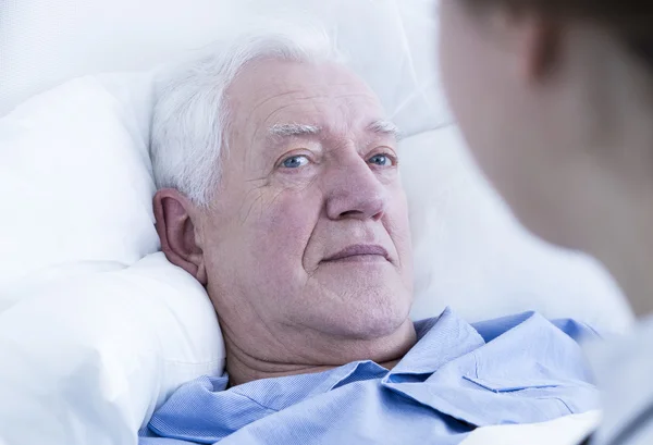 Die Hilfe der Krankenschwester zu schätzen wissen — Stockfoto