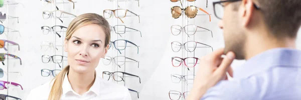 Vrouwelijke opticien verkoper — Stockfoto