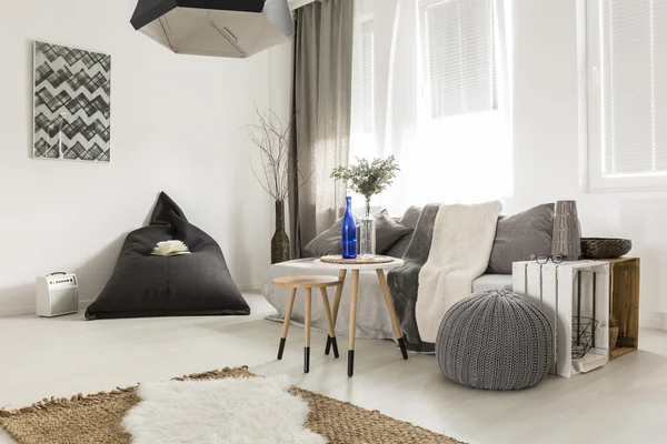 Intérieur simple dans le style scandi — Photo