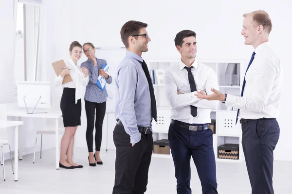 Gesprekken van de mannen en vrouwen gesprekken... — Stockfoto