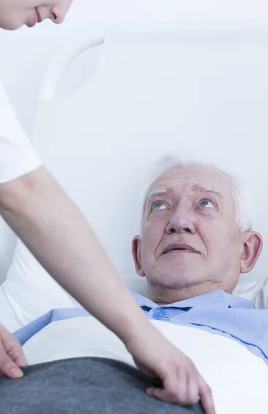 Старший пацієнт під час госпіталізації — стокове фото