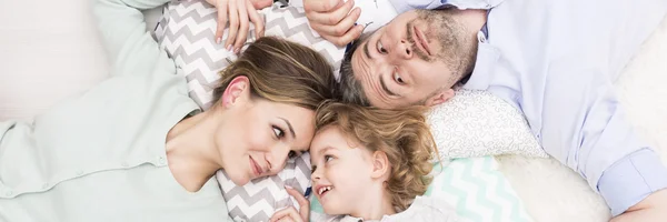 Momenti di tenerezza formano una famiglia — Foto Stock