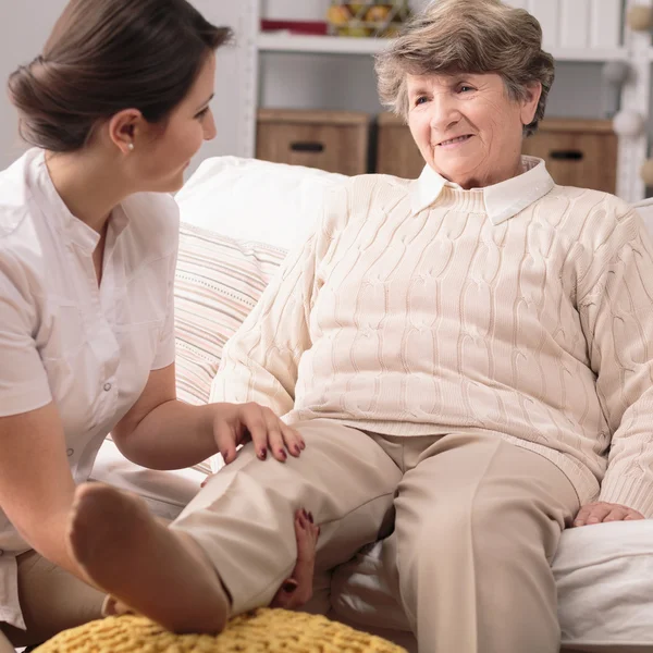 Frau mit gebrochenem Knie — Stockfoto