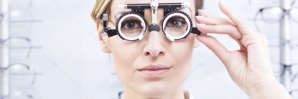 Eyeglasses and contact lenses measurement