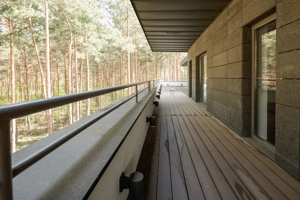 Balkon mit Blick auf den Wald — Stockfoto