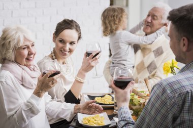 Kadeh bardaklarda yükselterek aile