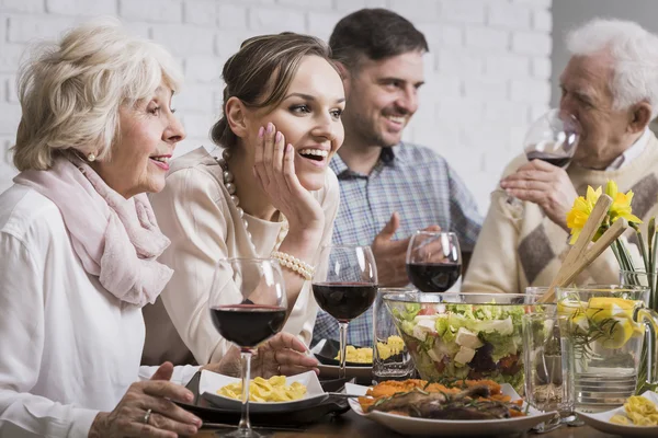 Cena familiar con vino — Foto de Stock