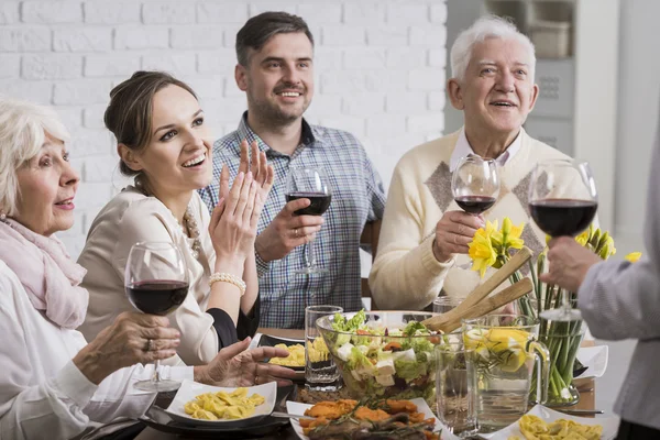 Familienmitglieder beim Abendessen — Stockfoto