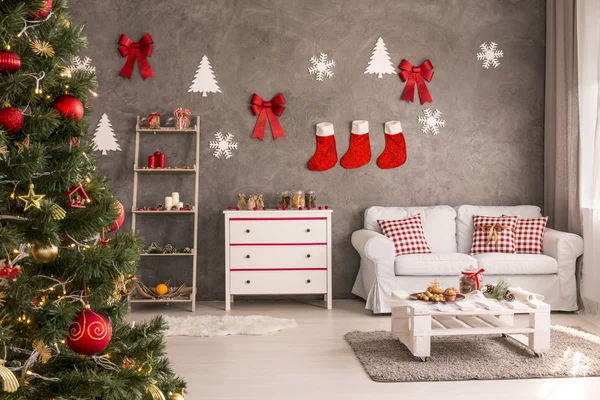 Oda dekore edilmiş Noel ağacı ile — Stok fotoğraf