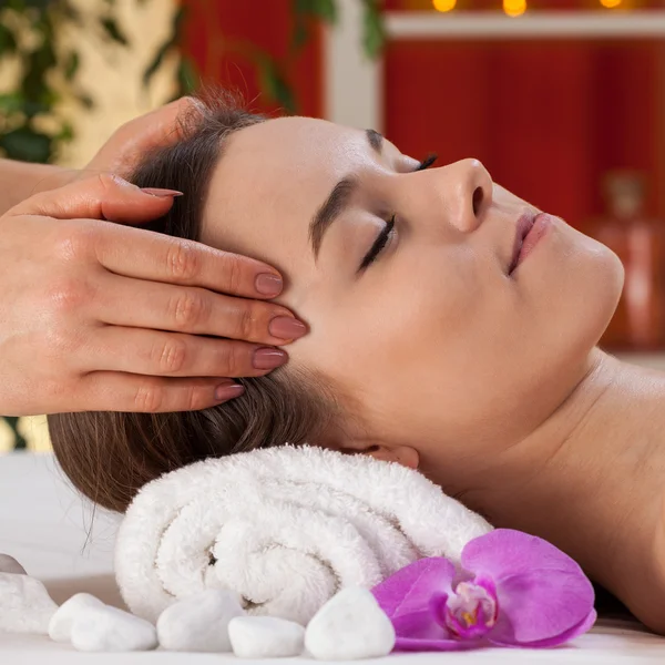 Mulher relaxada recebendo massagem na cabeça — Fotografia de Stock