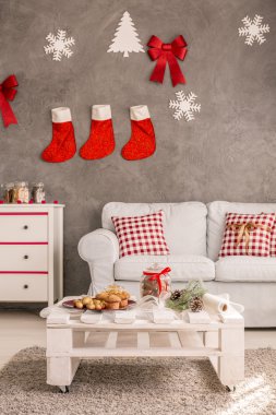 Beyaz mobilya ile Oda