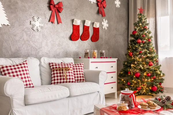 Σύγχρονο δωμάτιο με Χριστουγεννιάτικο δέντρο — Φωτογραφία Αρχείου