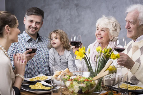 Intergenerationele familie tijdens een diner — Stockfoto