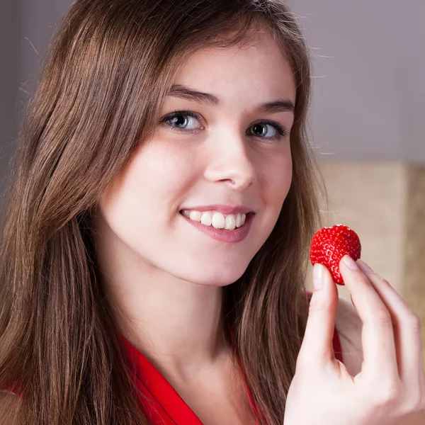 Girl eating strawberry — Stock Photo, Image