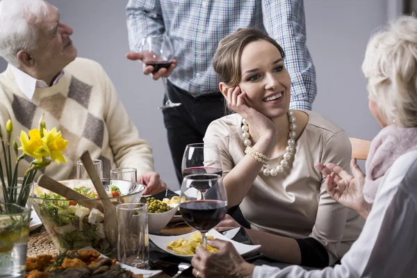 Woman chatting at the dinner table — Stock Photo, Image