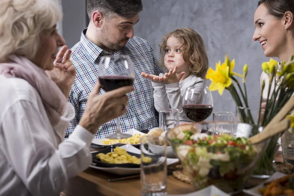 Pai e filho durante o jantar em família — Fotografia de Stock