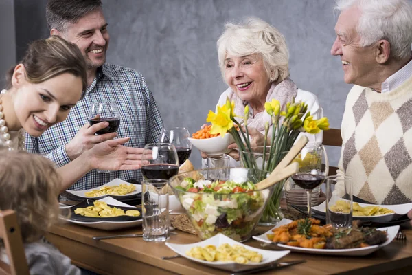 Familjen samlad vid middagsbordet — Stockfoto