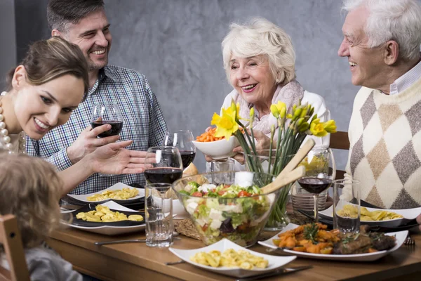 Familie am Abendbrottisch versammelt — Stockfoto