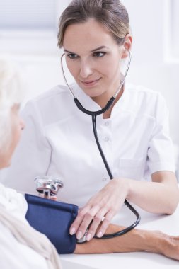 Doktor tansiyon ölçme
