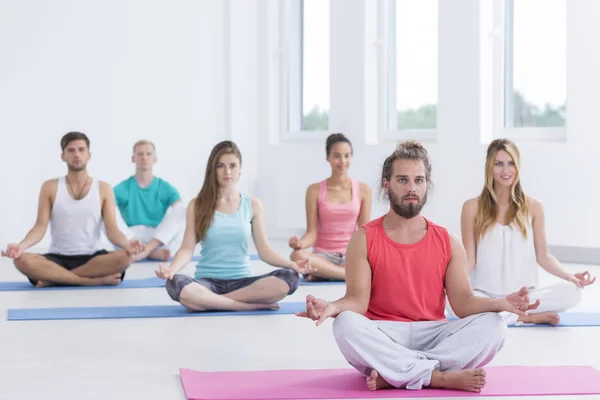 Gruppe von Yoga-Praktizierenden — Stockfoto