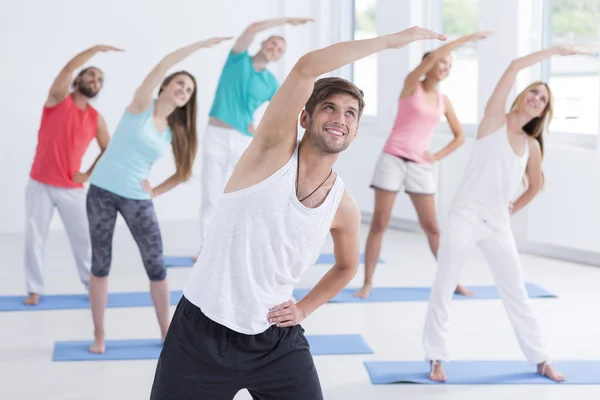 Homem liderando o treinamento de pilates — Fotografia de Stock