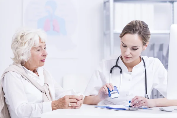 Yaşlı kadın ve genç doktor — Stok fotoğraf