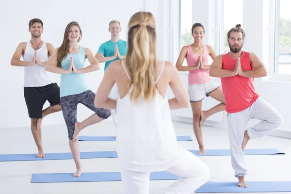 Yoga-Trainerin steht auf einem Bein — Stockfoto