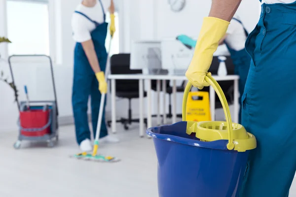 Man holding mop bucket — Stock Photo, Image