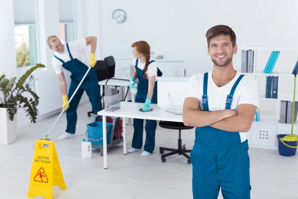 Homem que trabalha para o serviço de limpeza — Fotografia de Stock