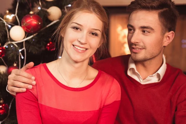 Joyeux couple à Noël — Photo