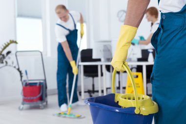 Bir paspas kovası tutan kişi