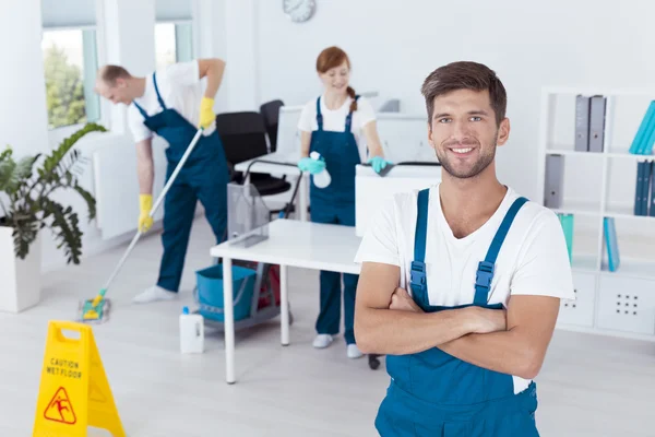 Man aan het werk voor het reinigen van bedrijf — Stockfoto