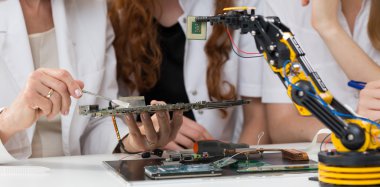 Bilim adamları bir robot kol kullanarak