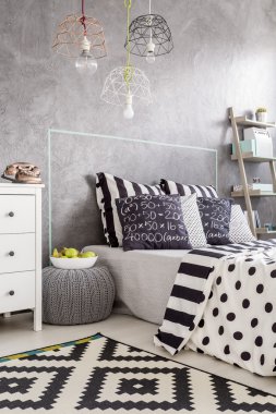  Siyah beyaz halı ile iç