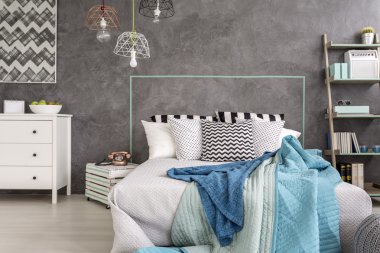 Çift Kişilik Yatak ile mavi örtüleri