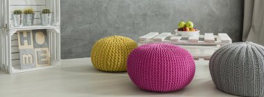 Üç renkli poufs kadeh