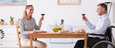 Engelli kocasının önünde oturan kadın