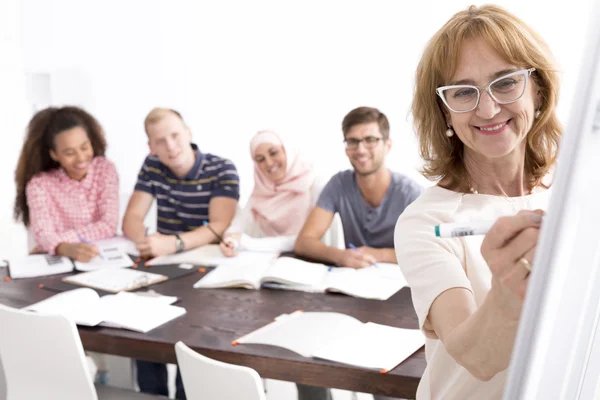 Jóvenes estudiantes y su profesor — Foto de Stock