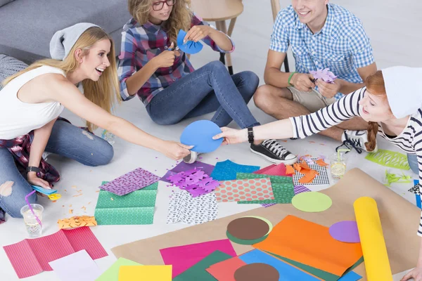 Junge Studenten und buntes Papier — Stockfoto