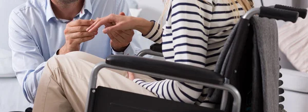 Man proposing to his disabled woman on a wheelchair — Stock Photo, Image