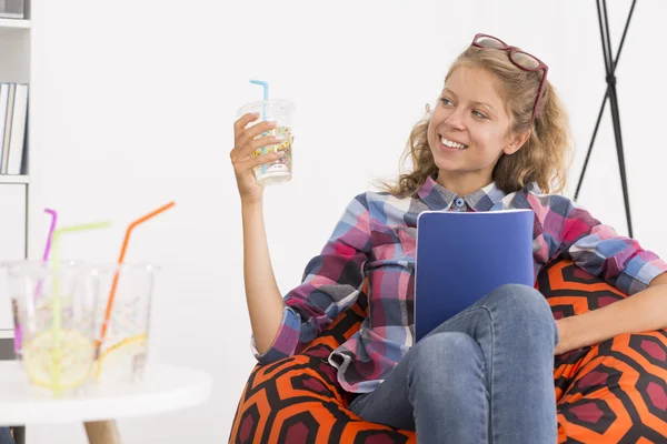 Mujer sentada en un sillón con el vaso de limonada — Foto de Stock