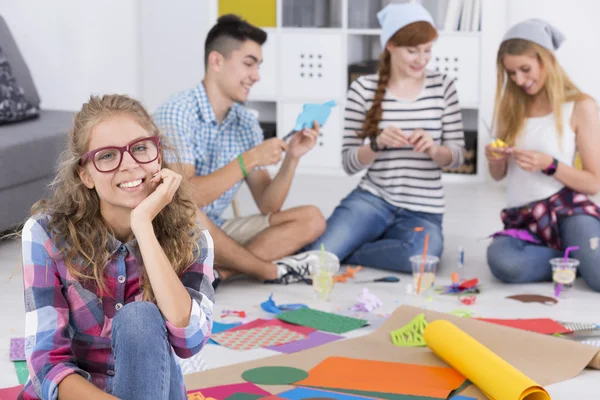 Vrouw zitten met haar vrienden op een verdieping — Stockfoto