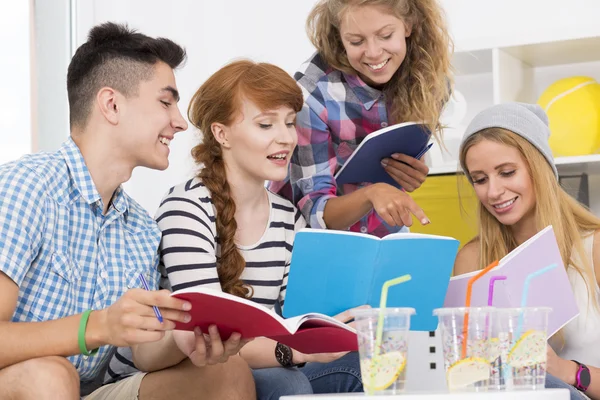 Les jeunes étudiants font équipe — Photo