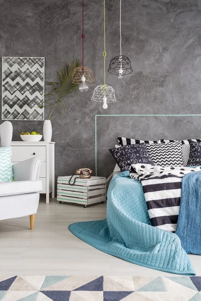 Stilvolles Schlafzimmer mit einzigartiger Beleuchtung an der Decke — Stockfoto