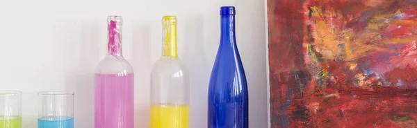 Creatieve huisdecoratie gemaakt uit glazen flessen — Stockfoto