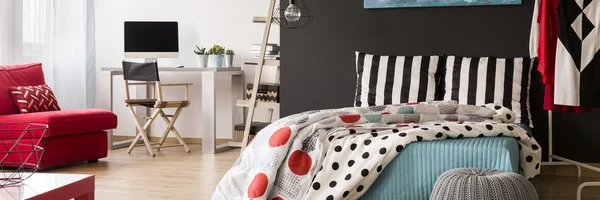 Geräumiges multifunktionales Schlafzimmer — Stockfoto