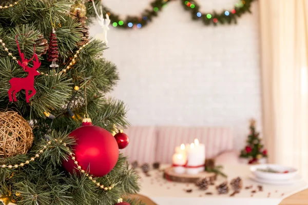 Noel ağacı ve yemek masası — Stok fotoğraf